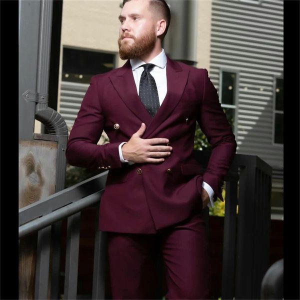 Dark Red 2 pieza Red Hombres Trajes Modernos Noble Moderno Formal Double Breasted Metal Metal Button Trajes de fiesta de TUXEDO DE BODA + Pantalón