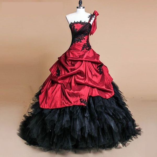 Robe de mariée gothique rouge foncé et noire froncée à plusieurs niveaux avec une bretelle d'épaule une ligne longue robe de mariée à lacets dans le dos 2024 Vintage femmes robe de mascarade