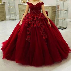 Donkere rode bloemen prinses Quinceanera -jurken met grote boog terug 3D bloemen glitter lovertjes bovenkant van schouder prom baljurk zoet 15 16 jaar formeel feestjurk