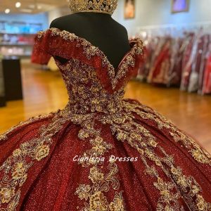 Roups rouge foncé des robes de quinceanera de robe de boule épaule avec des appliques dorées perles corset vestido de 15 anos
