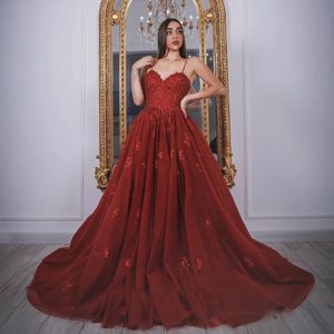 Rouge foncé pailleté appliqué robes de bal bretelles spaghetti cou une ligne côté fendu robes de soirée balayage train tulle plus la taille robe formelle