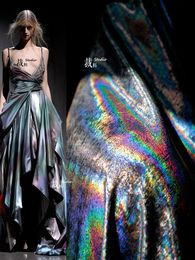Fabric de tissu laser à l'eau foncée Sags de robe silky tissu de créateur