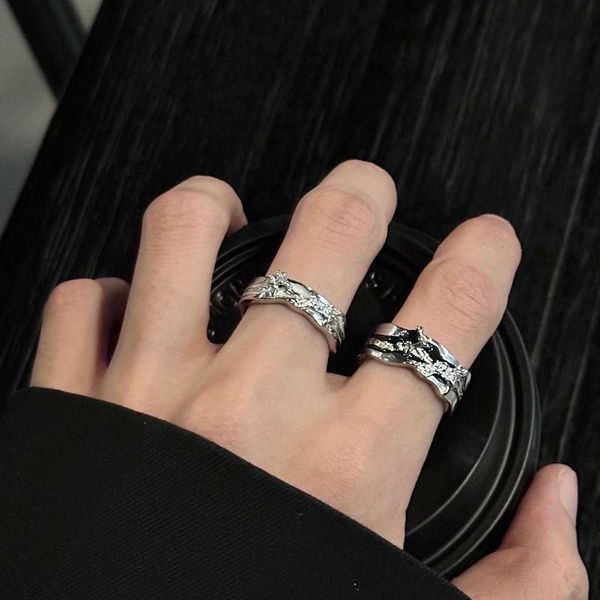 Anillo Dark Wind Starlight para hombres y mujeres con diseño único Anillo de lujo simple y ligero Estilo frío y elegante Anillo abierto de alto sentido