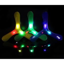 Dardos LED Flash Boomerang Iluminar juguetes voladores para niños principiantes Adts que brillan en la oscuridad Captura rápida Boomerangs Drop Delivery Deportes Dhtrc