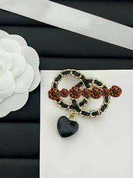 Davidzhang Broche en cuir classique lettre de créateur cadeau épingles de couleur or femmes broche de mode grandes perles vêtements féminins perle pour chapeaux vintage luxueux bijou b6