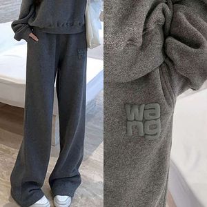 Dawang Nouvelle série Fine Flash 2024 Printemps Nouvelle lettre Pantalon de garde gris foncé ample et polyvalent Pantalon décontracté avec pantalon de garde de sport en peluche