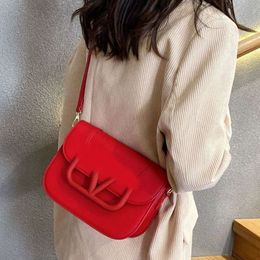 Day Packs de haute qualité tendance pour les femmes sac à main 2024 une nouvelle tendance de mode avec un sac de croix diagonale simple de fleur de pression, un petit sac carré polyvalent