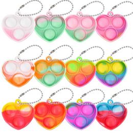 Décompression jouet 10 Rainbow Heart Popular Violin Toys Bubble Keychain Capteurs Stress Relay Toys Birthday Party Childrens Favorite Gift Pinata Fill B240515