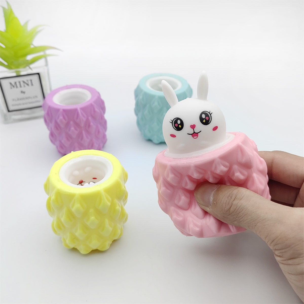 Dekompression Toy Magic Squirrel Stress Relief Toy Surprise Pineapple Rabbit Squirrel Cup for Annstest Relief Sensory Toy Squeeze Surprises