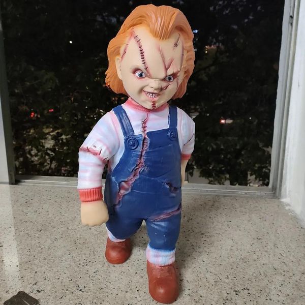 Decoración Decoración de fiesta Semilla original de Chucky 11 Soporte Estatua Colección de terror Figura de muñeca Juego de niños Buenos chicos Grandes accesorios de Halloween