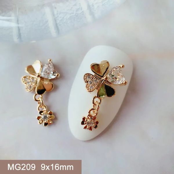 Décorations 10pcs / lot en gros de luxe amour coeur fleur de fleur de zircon cristaux str nail art bijoux décorations ongles accessoires charmes