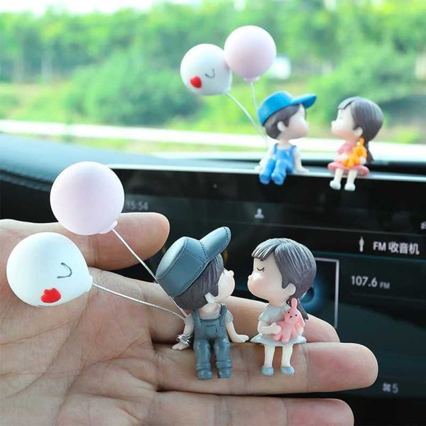 Décorations 2022 Accessoires De Voiture Mignon Dessin Animé Couples Action Figure Figurines Ballon Ornement Auto Intérieur Tableau De Bord pour Filles Cadeaux Drop AA230407