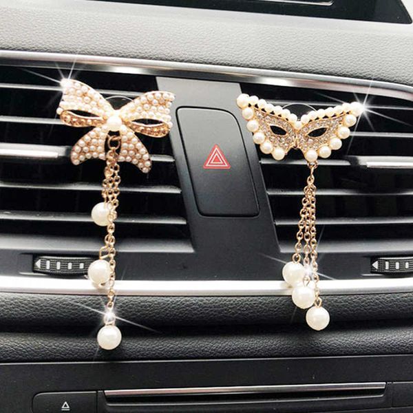 Décorations Diamant Papillon Gland Pendentif Parfum Conditionneur Parfum Sortie D'air Clip Baume De Voiture Intérieur Acce 0209