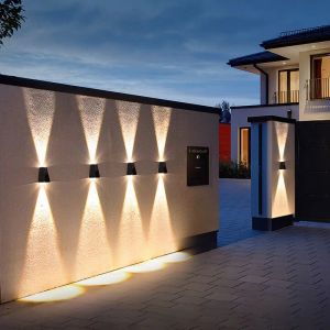 Decoraties Led Solar Wall Light Up and Down Solar Lamp Outdoor Waterdicht voor tuin, Villa, Courtyard Porch, Landschap Decoratief Luminous