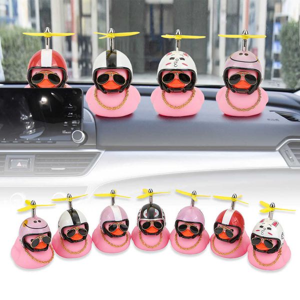 Decoraciones Lucky Pink Duck Society Lovely Ornament Creative Dashboard Toys con casco y accesorios de autos de cadena Interior Para Auto AA230407