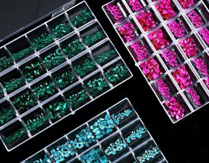 Decoraties Multi -kleuren Rhinestone Fancy -vormen (400/480/1000/2000PCS) +1 pc stippen Bling Box Flatback Crystal Nail Art Glass Stones H*