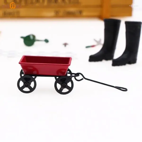 Figuras decorativas 1:12 Mini casa de muñecas linda miniatura de metal rojo pequeño carro de tracción muebles de jardín accesorio de juguete para regalo de decoración del hogar