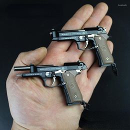 Decoratieve beeldjes 1: 3 Beretta Keychain Model 2023 Hoge kwaliteit metalen pistool pistool miniatuur heren en verjaardagscadeaus voor vrouwen