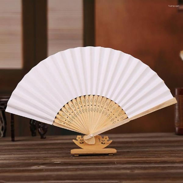 Figuras decorativas 10/15/20/30pcs Ventilador de papel plegable White Portable Bamboo Fans de boda Regalos de boda para la fiesta de cumpleaños de invitados Decoración de la fiesta de cumpleaños