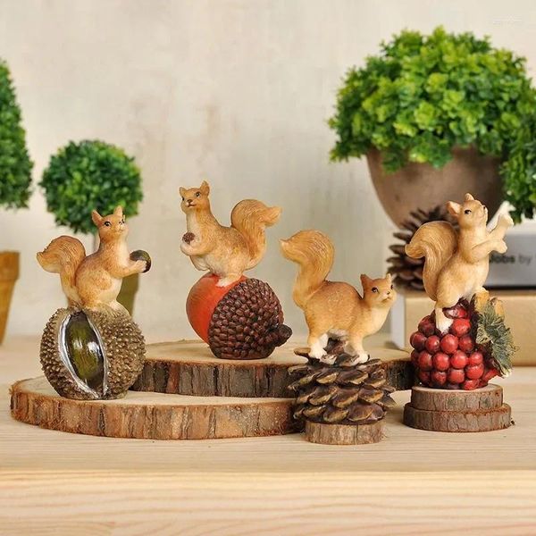 Figurines décoratives 1pcs Mini Migne Resin Squirrel Creative Home Gardening Acorn Pine Cone Ornement Animal Crafts Car Cadeaux