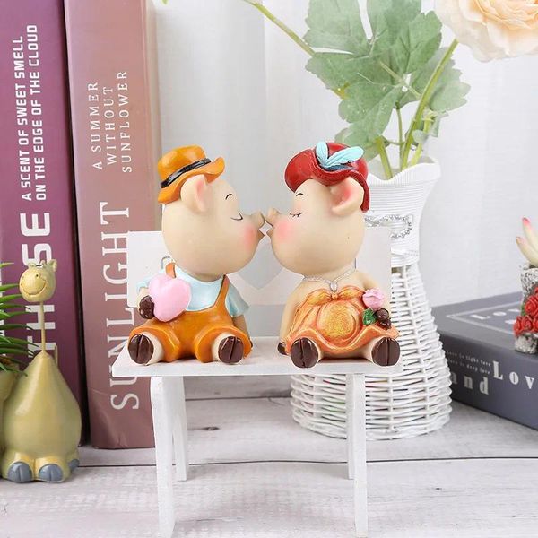 Figurines décoratives 2 morceaux de dessin animé de cochon de résine créatif Couple de cochon cadeau de petit ornement de bureau décoration de maison en gros de la maison