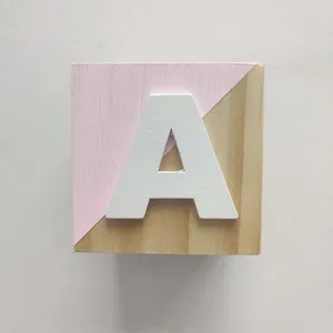 Decoratieve beeldjes 26 letters massief houten blok kinderkamer speelgoed ornamenten brief kubus schieten rekwisieten partij creatieve desktop decoratie