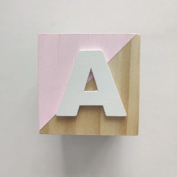 Figuras decorativas 26 letras bloque de madera maciza juguetes para habitación de niños adornos cubo de letras accesorios de tiro fiesta decoración de escritorio creativa