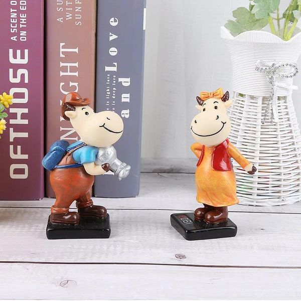 Figurines décoratives 2pcs Creative Resin Craft Cartoon Cartoon Couple Po Props Cow Small Ornaments Chambre Decoration Home Decoration Anniversaire Wholesale