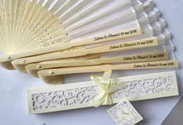 Figurines décoratives 50 PCS / Lot Personnalisé Luxurious Silk Fold Hand Fan dans une boîte à cadeaux élégante Laser-Cut Party Favors / Mariage Cadeaux Impression