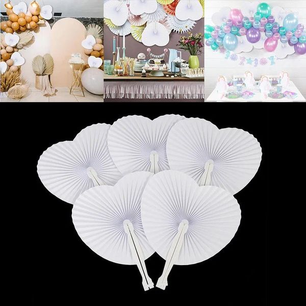 Figuras decorativas 6pcs ventiladores de papel plegable blancos con forma de corazón con mango de plástico para la fiesta de cumpleaños de la boda regalos para baby shower para invitados en casa