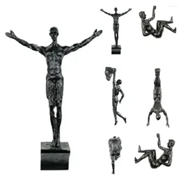 Decoratieve beeldjes atleet rotsklimmen man hars achtergrond muur opknoping decoratie sculptuur standbeeld cijfers aanwezig decor retro huis