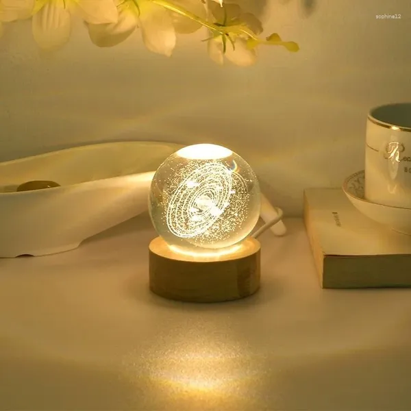Figuras decorativas Bola de cristal Noche Láser Grabado Grabado de cumpleaños Vidrio Sphere Home Desktop Decoración con Base USB de madera