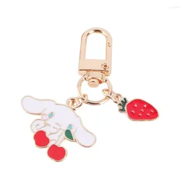 Figurines décoratives mignonnes, grande chaîne d'oreille en alliage, étiquette de fraise, petite fleur rouge, porte-clés, pendentif, décoration de sac d'amant