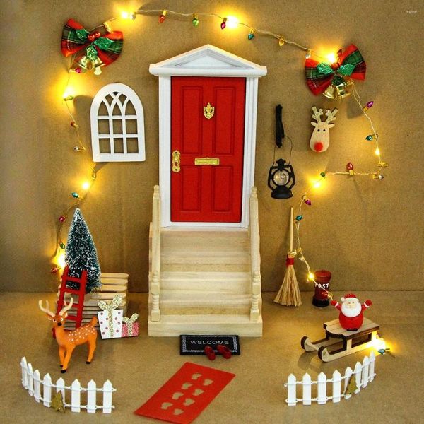 Figuras decorativas Casa de muñecas en miniatura de madera, Hada roja, diente, elfo, gnomo, puerta pequeña, luces LED blancas cálidas, campanas de Navidad, lazo