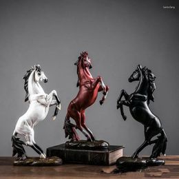 Figuras decorativas de la guerra europea Estatua de la escultura de los caballos Resina Accesorios de decoración del hogar Dominante Animal Modern Craft regalo