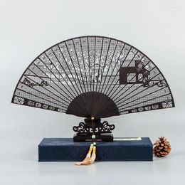 Decoratieve beeldjes Fans Ebbenhout Sandelhout Fan Oude stijl Prachtig uitgehold gesneden opvouwbare Chinese geschenkdecoratie