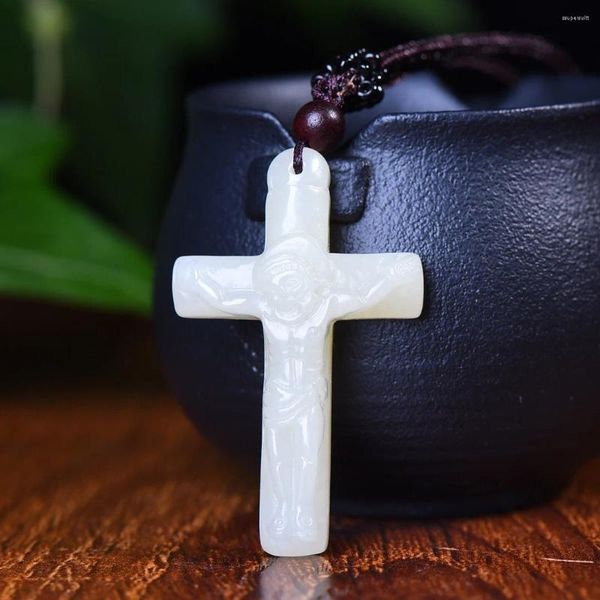 Figurines décoratives Jésus Statue croix pendentif Collier Natural White Jade Men des hommes et des femmes