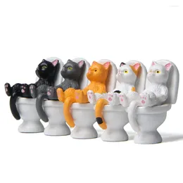 Figurines décoratives Kawaii, chat de dessin animé accroupi sur les toilettes, Mini décoration de bureau Miniature, créative et intéressante