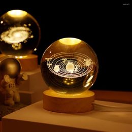 Figurines décoratives LED Crystal Ball Night Light lampe 3D Système solaire gravé avec un cadeau de charge USB de base en bois pour les enfants