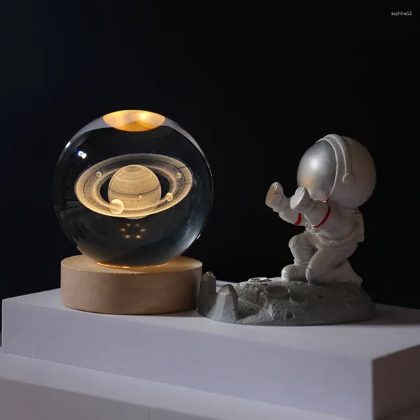 Les figurines décoratives LED Crystal Ball Night Light Lampe avec système solaire de base en bois Charge USB pour la décoration intérieure