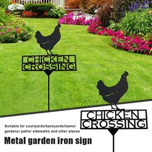 Figuras decorativas Decoración de letreros de patio de pollo de metal con letras Cruzando Arte de silueta animal hueca para decoración de jardín al aire libre