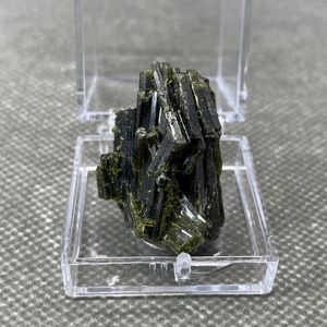 Decoratieve beeldjes!Natuurlijke Brazilië groene toermalijn minerale kristallen exemplaren stenen en kristallen kwarts doosgrootte 3,4 cm