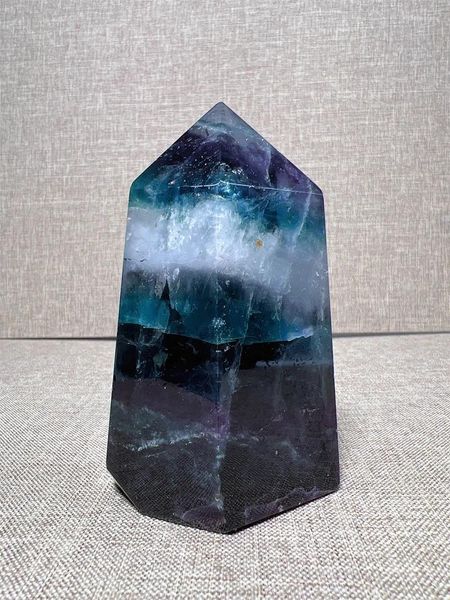 Figurine decorative Torre di fluorite verde naturale Forma libera con arco di pioggia Intaglio Reiki Pietra curativa Decorazione della casa Regalo squisito