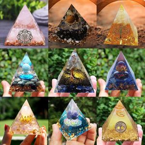 Decoratieve beeldjes objecten natuursteen orgoniet piramidekristallen orgone energie generator genezing reiki chakra meditatietafel huis van