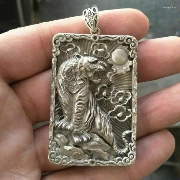 Figuras decorativas Tíbet Old China Plata Fuerza hecha a mano Tiger Estatua de tigre Amuleto Regalo colgante