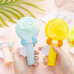 Decoratieve beeldjes draagbare handheldventilator zonder batterij zomercartoon gehouden koeling schattige willekeurige kleur handpers voor kinderen