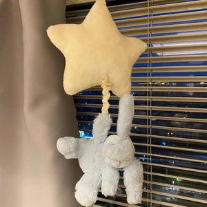 Decoratieve beeldjes verlegen blauwe ster pluche muziekbox kawaii babykamer decor poppen kinderen comfort plushies schattige wieg hangen