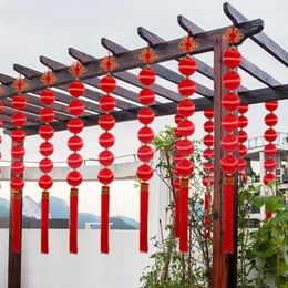 Decoratieve beeldjes kleine rode lantaarn hangende touw binnen en buiten Chinese knoop decoratiejaar lente festivalbenodigdheden