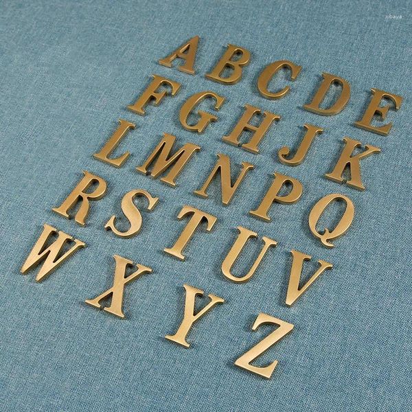 Figuras decorativas letras sólidas de latón