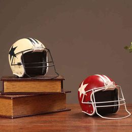 Decoratieve beeldjes vintage retro -Amerikaanse voetbalhelmhelmhelm cap hoed hars ambacht cadeau woonkamer ornamenten model huisdecoratie sporten rood